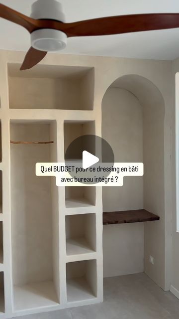 Finca Côte Bleue ~ Solène Dony on Instagram: "DRESSING EN BÂTI en dessous des 500€ ??  Le verdict est tombé, et je n’ai pas une bonne nouvelle pour ceux qui ont répondu ça au sondage de ma story ….  selon le dressing que vous achetez neuf ou d’occasion, le dressing en bâti version BÉTON CELLULAIRE + BÉTON CIRÉ vous reviendra en effet bien plus cher !   Mais ! vous pouvez aussi realiser un dressing en bâti à bien moindre coût en version placo + peinture. Ça peut carrément faire le job et cela vous coûtera 3 fois moins cher je pense.   Personnellement j’avoue que le béton cellulaire et le béton ciré sont des matériaux chouchous de la Finca de par leur imperfection et nuances. Tu peux donner toutes les formes que tu veux au béton cellulaire notamment plus d’arrondis et de courbes sensuelles c Dressing Piece, Concrete Closet, Dressing Diy, Dressing Pas Cher, Diy Dressing, Deco Dressing, Decoration Beton, Teenager's Room, Kallax Ikea