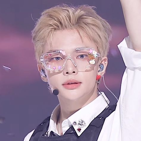 Hyunjin Case 143 Glasses, Kpop Idols Wearing Glasses, Kpop Idols In Glasses, Hyunjin Heart Goggles, Hyunjin In Paris, Hyunjin Glasses, Weird Sunglasses, Hyunjin Case 143, Korean Sunglasses