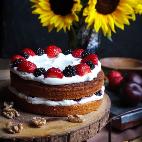 Dinner in Hobbiton for Hobbit Day Cake with whipped creama and Berries recipe SQ Feast Of Starlight, Hobbit Day, Welcome Home Cakes, Hobbit Food, Cake With Whipped Cream, Seed Cake, Sweetened Whipped Cream, Berries Recipes, The Lord Of The Rings