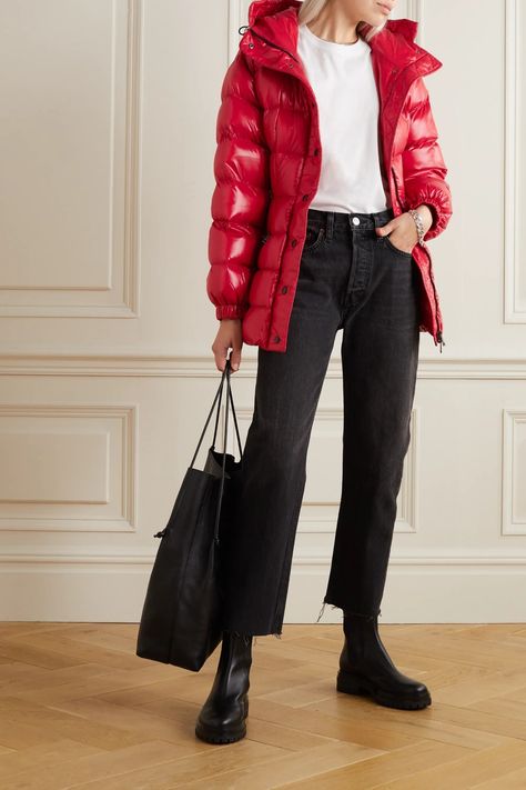 Red Puffer Jacket Outfit Street Styles, Red Puffer Jacket Outfit, Puffer Jacket Outfit Black, Puffer Coat Outfit, Puffy Winter Jacket, Puffer Outfit, Red Puffer Coat, Outfits Nyc, Puffer Jacket Outfit