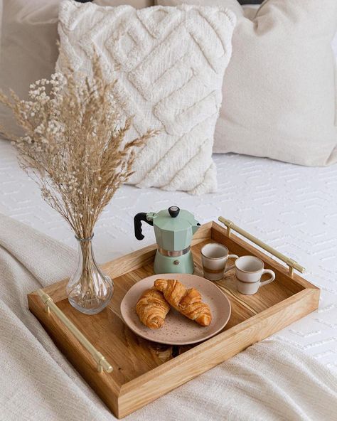 Amazon Home on Instagram: “It's #nationalcoffeeday and we hope you're celebrating accordingly! ☕ Do you love this dreamy cafe-in-bed scene by @woodn___ ? We linked…” Tray On Bed Decor, Bed Tray Decor Ideas, Bed Tray Decor, Ottoman Tray Decor Ideas, Ottoman Tray Decor, Tray On Bed, Dinner Party Drinks, Tray Dinner, Bed Scene