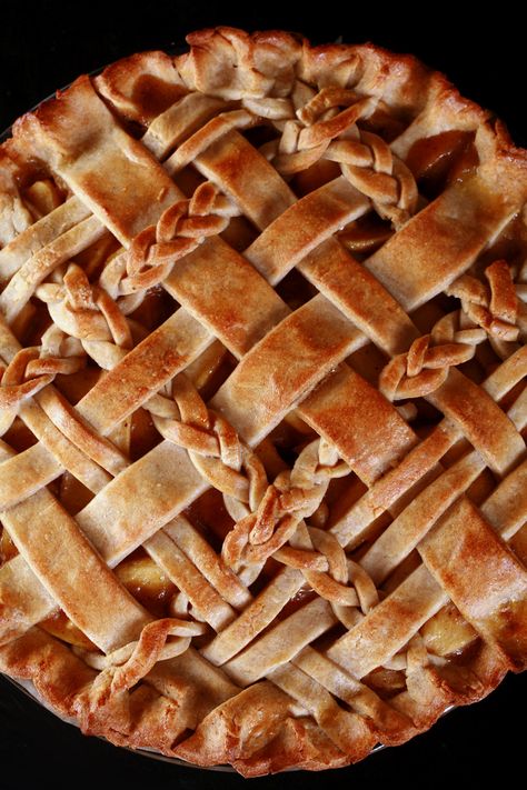 Apple Pie Lattice Top, Lattice Pie Crust Designs, Pie Competition, Best Gluten Free Pie Crust, Gluten Free Apple Pie Recipe, Gluten Free Pie Crust Recipe, Braided Pie Crust, Apple Pie Lattice, Almond Flour Pie Crust