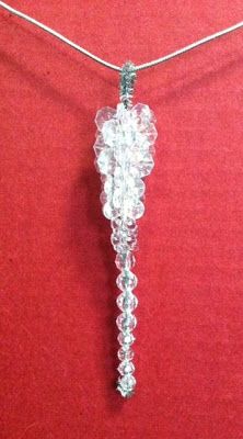 Diy Christmas Icicle Ornaments, Diy Icicle Ornaments, Beaded Holiday Ornaments, Icicle Crafts, Homespun Christmas, Christmas Tree Ornament Crafts, Snowman Crafts Diy, Paper Christmas Ornaments, Icicle Ornaments