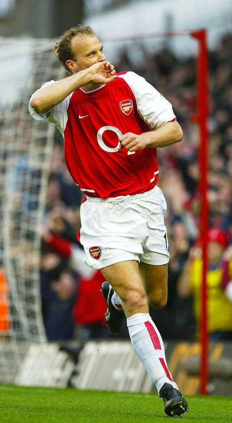 Arsenal Fc Wallpapers, Dennis Bergkamp, Arsenal Wallpapers, Football Players Photos, Soccer Inspiration, Arsenal Players, Football Legends, Arsenal Football Club, Football Images