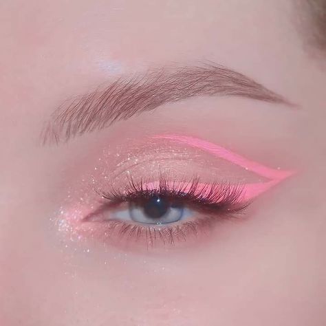 Light Pink Eyeliner Looks, Aesthetic Eyeliner, Shifting Help, Eyeliner Inspo, Ideas Maquillaje, Pink Eyeliner, Space Makeup, Easter Makeup, Rave Makeup