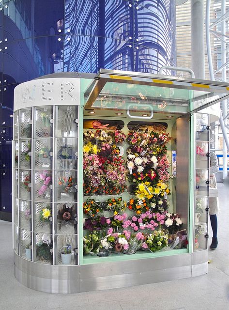 Kiosk Ideas Mall, Flower Cooler Ideas, Flower Cooler, Flower Kiosk, Flower Shop Display, Flower Shop Interiors, Florist Studio, Flower Shop Decor, Flower Shop Design