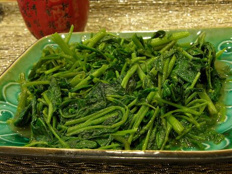 Stir Fried Yam Leaves with Garlic in 10 Minutes (蒜蓉山芋叶) | Fun Chinese Cooking - Spring Tulip's Recipes Cooking Yams, Yam Leaves, Fried Yam, Sweet Potato Leaves, Home Made Recipes, Chinese Cooking, Spring Tulips, Asian Dishes, Seaweed Salad