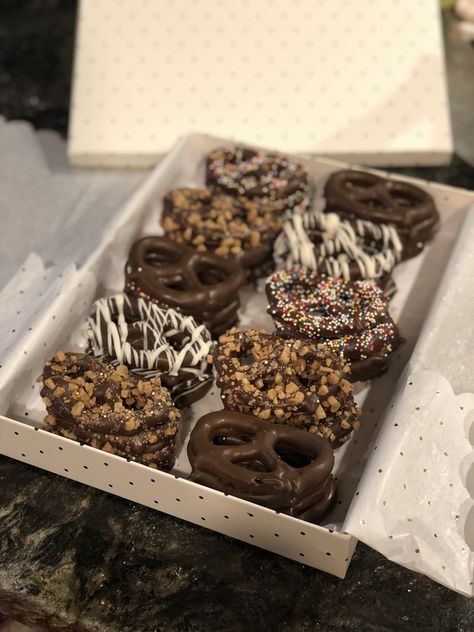 Variety box of chocolate covered pretzels #chocolate #giftideas #pretzels Choc Covered Pretzels, Choco Recipes, Pretzel Ideas, Pretzels Chocolate, Bake Ideas, Chocolate Covered Nuts, Elegant Cookies, Dessert Cups Recipes, Chocolate Covered Pretzel