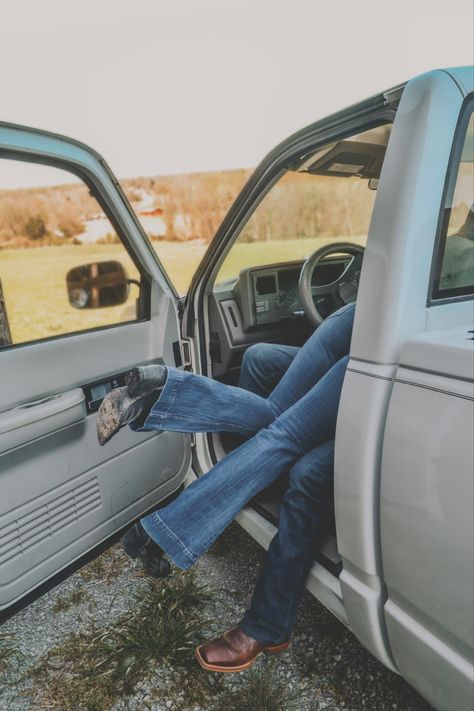 Truck Pictures With Girlfriend, Engagement Truck Photos, Couples Truck Pictures, Truck Photoshoot Ideas Couples, Old Truck Couple Photoshoot, Old Truck Photoshoot, Couples Truck Photoshoot, Jean Poses, Vintage Truck Photoshoot