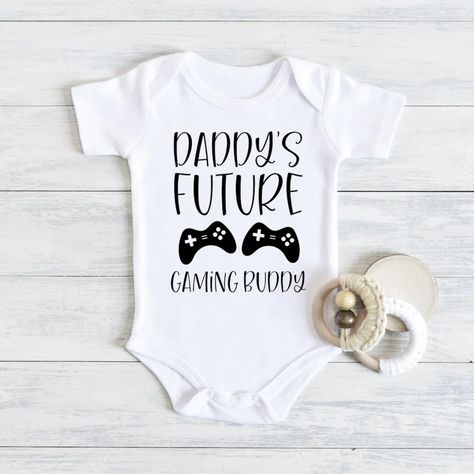 Onesie Ideas Announcement, Gaming Baby Announcement, Baby Announcement To Daddy To Be, Baby Announcement For Husband, Baby Surprise Announcement For Husband, Hi Daddy Announcement, Ideas To Tell Husband About Pregnancy, Daddy Announcement Ideas, Baby Announcing Ideas To Husband