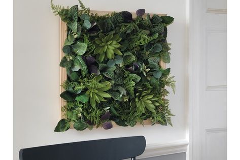 How to create a faux foliage living wall as a quirky way to brighten up a bare spot in your home Faux Plant Wall Decor, Faux Garden Wall, Green Wall Decor Ideas, Faux Plant Wall, Diy Living Wall, Plant Wall Diy, Garden Wall Ideas, White Wicker Furniture, Artificial Green Wall