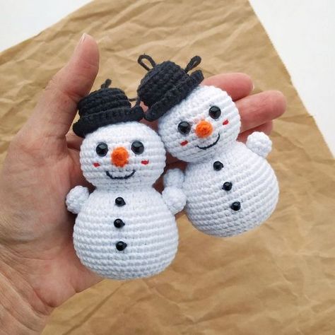 Crochet Snow Man Free Pattern, Crochet Snowman Hat Free Pattern, Small Crochet Christmas Ornaments, Crochet Snowmen Patterns Free, Crochet Xmas Ornaments Free Pattern, Easy Crochet Snowman Free Pattern, Snowman Amigurumi Pattern Free, Diy Crochet Ornaments, Crochet Ornaments Free Pattern