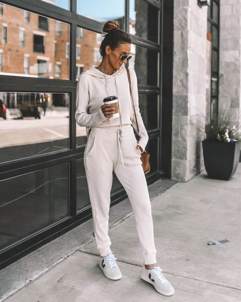 White Jeans For Fall - Chic Outfit Ideas | Karina Style Diaries Street Style Winter Casual, Street Style Aesthetic Outfit, Business Chic Outfits, Joggers Outfit Women, Neutral Outfit Aesthetic, Fashion Inspo Outfits Minimal Chic, Karina Style, Chic Outfits Classy, Ribbed Hoodie