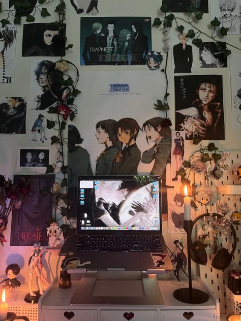 Anime Desk Accessories, Lain Room Aesthetic, Anime Desk Aesthetic, Lain Room, Genshin Room Decor, Evangelion Room, Grunge Desk, Genshin Room, Anime Room Aesthetic