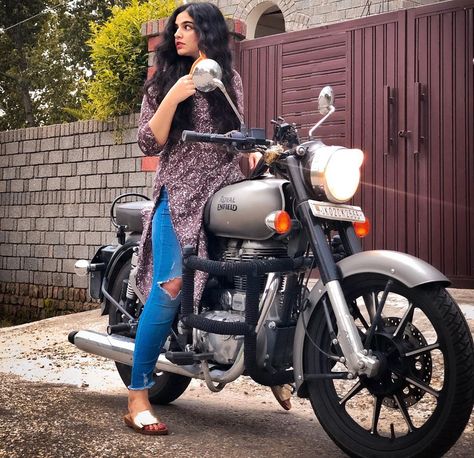 Girl Riding Motorcycle, Bullet Bike, Snap Dance, Ride Bike, Bike Photoshoot, Girls On Bike, Indian Photoshoot, Chill Photos, Kurta Designs Women