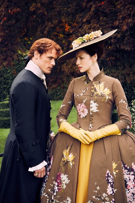 Claire and Jamie before they run into the very much alive Black Jack Randall. Terry Dresbach, Gabaldon Outlander, Fashion Movies, Outlander Costumes, John Bell, Outlander Claire, Outlander Season 2, Diana Gabaldon Outlander, Dragonfly In Amber