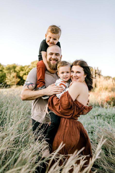 Family 4 Fall Photoshoot, Family Of 4 Fall Picture Poses, Cute Family Of 4 Photos, Family Of 4 With Newborn Photography, Family Pictures Ideas With Kids, Family Photoshoot On Couch, Tall Grass Family Photos, Family Of Four Photoshoot Poses, Family Photo With Baby And Toddler