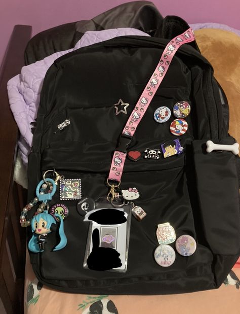 Middle School Outfits Aesthetic, Backpack Aesthetic Men, Backpack Aesthetic Black, Backpack Aesthetic Outfit, Pink Backpack Aesthetic, Messenger Bag With Pins, Black Backpack Aesthetic, Backpack Aesthetic School, Aesthetic School Backpack