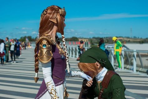 Twilight Princess Link Cosplay, Link And Zelda Cosplay, Twilight Princess Cosplay, Princess Zelda And Link, Zelda Costumes, Princess Zelda Cosplay, Legend Of Zelda Cosplay, Zelda And Link, Zelda Costume