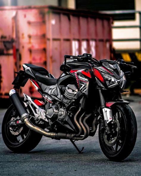 Kawasaki z900 in black and red colour. Z900 design looks similar to the Kawasaki Z1000 and Z125. Z900 is powered by a 948cc Inline-4 engine that produces more than 100HP of maximum power. #kawasaki #kawasakiz900 #kawasakiz125 #kawasakizx10r #kawasakiz1000 Kawasaki Z900, Bike, Red, Black