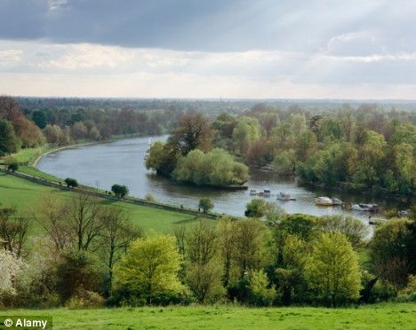 View of the Thames from Richmond Hill, Richmond upon Thames - I used to take walks and pictures here when I lived around the corner. London Village, Dancing On Ice, Richmond Upon Thames, London Vibes, Richmond Park, London History, Richmond Hill, London Places, Photographs Of People