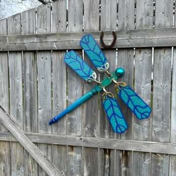 Recycle, Reuse and Repurpose! | Fan blades and old table legs made into beautiful dragonflies | Facebook Dragonfly Yard Art, Yard Art Crafts, Colorful Things, Junk Yard, Old Fan, Garden Art Sculptures Diy, Diy Yard, Garden Art Crafts, Star Wars Poster