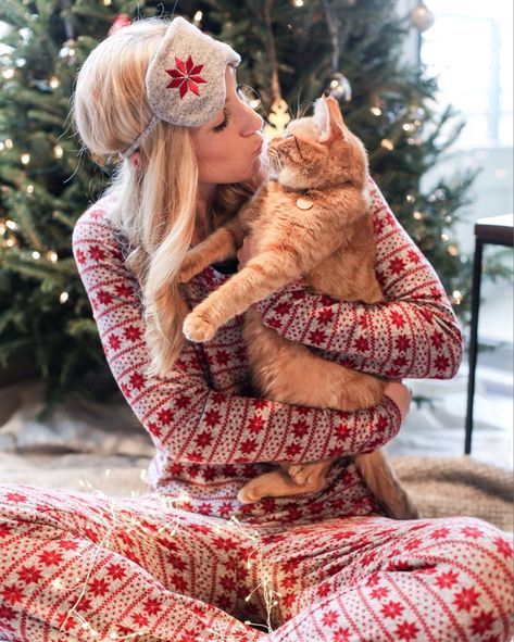 Christmas Photoshoot With Cat, Christmas Photos With Cats, Christmas Photo With Cat, Christmas Cats Aesthetic, Pet Christmas Photos, Christmas Pajamas Photoshoot, Family Christmas Onesies, Christmas Cat Photos, Pajamas For Christmas