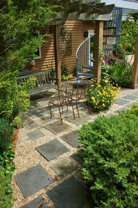 Paver Ideas, Garden Patios, Garden Pavers, Patio Plans, Garden Patio Decor, Gravel Patio, Diy Backyard Patio, Small Courtyard Gardens, Patio Pergola