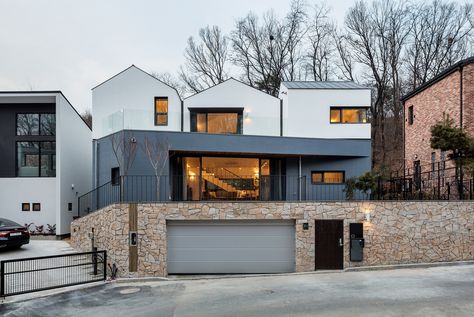 Completed in 2017 in South Korea. Images by Kyungsub Shin. ‘Three-Roof House’ is a home for a couple and their two daughters who lived in an apartment for a long time. The couple who loves wild flowers and... Korean House Exterior, Korean House Design, Roof House, Yongin, Steel Roofing, Roof Architecture, Roof Styles, Glass Roof, House Doors