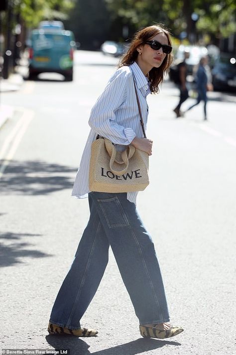 Alexa Chung Outfits, Alexa Chung Style, Chic Jeans, Moda Paris, Jenna Coleman, Striped Jeans, Notting Hill, Celebrity Street Style, Alexa Chung