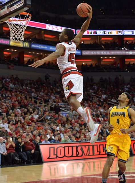 Louisville Cardinals Basketball, Louisville Basketball, University Of Louisville, Louisville Cardinals, Sports Photos, Cardinals, Tennessee, Basketball Court, Basketball