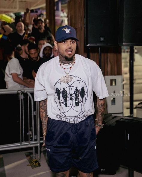 𝖍𝖊𝖑𝖔 (@hwloiza) on X Jersey Shirt Outfit, Chris Brown Funny, Chris Brown And Rihanna, Chris Brown Outfits, Chris Brown Style, Fade Beard, Chris Brown Wallpaper, Chris Brown X, Chris Brown Pictures