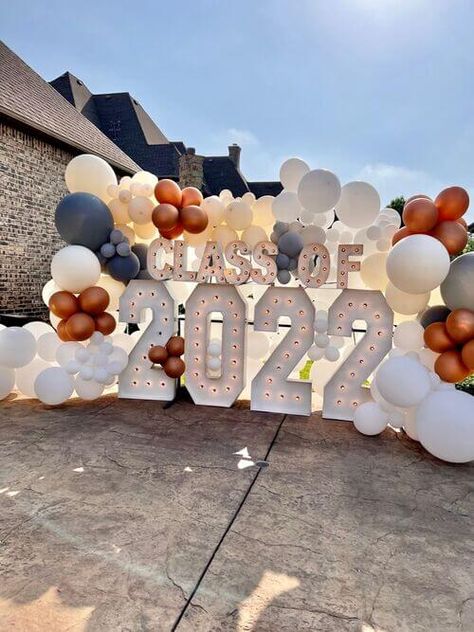 Celebrate The Graduate: 10 Fun Ideas For a Memorable Graduation Party! Class Of 2022 Graduation Party Ideas, Class Of 2023 Photo Booth, College Backdrop Ideas, Graduation Aisle Decor, Grad Party 2023 Ideas, 2023 College Graduation Party Ideas, Backyard Party Graduation, Graduation Party Ideas For 2 Graduates, Senior Graduation Party Ideas 2023