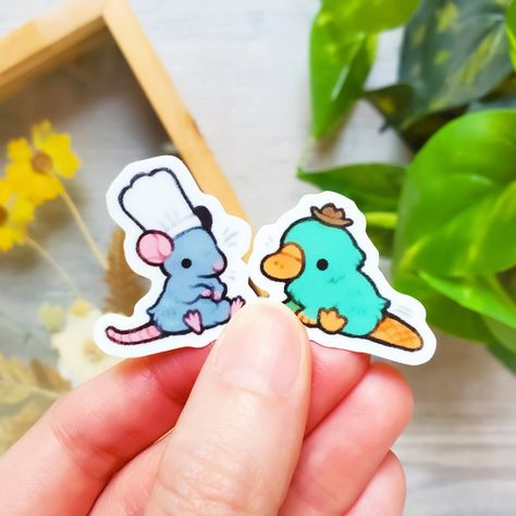 A mini sticker set of a little chef and a secret agent! These cuties are made from vinyl material which makes them durable and waterproof. They are perfect for your water bottle, laptop, sketchbook cover, and more! ♡ Each order comes with a small surprise gift! ♡ 𝐃𝐞𝐭𝐚𝐢𝐥𝐬: * You will receive one of each sticker: rat sticker and platypus sticker * Each sticker is approximately 1.25 inches at the longest side * Colors may vary from your devices screen to the sticker * Sticker illustration is Etsy Cute Stuff, Cute Diy Sticker Ideas, Custom Sticker Ideas, Phone Case Cricut, Where To Put Stickers, Cool Sticker Ideas, Stickers Design Ideas, Stickers Drawing, Rat Sticker