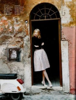 je ne sait quoi I don't know French but this is such a pretty photo (hint of a vespa showing helps!) Jodie Kidd, Black And White Outfit, Vintage Prada, Hippy Chic, Miuccia Prada, How To Pose, Door Frame, Senior Photos, Senior Pictures