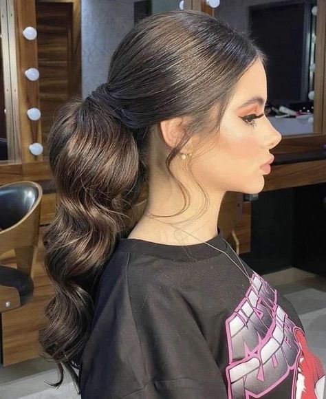 Ponytail Hairstyles For Events, Arabic Hairstyles Wedding, Ponytail Hollywood Waves, Ponytail Front View, Pony Tailed Hairstyle Wedding, High Pony Wedding Hair, Ponytail Hairstyles Wedding, Hairstyles For High Neck Dresses, Arabic Hairstyles