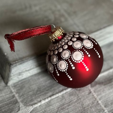 Paint On Christmas Balls, Mandala Dot Painting Christmas Ornaments, Mandala Dot Ornaments, Easy Hand Painted Ornaments, Dot Art Christmas Ornaments, Dot Art Ornaments, Christmas Ornament Painting Ideas, Acrylic Dot Painting Ideas, Painting Christmas Balls