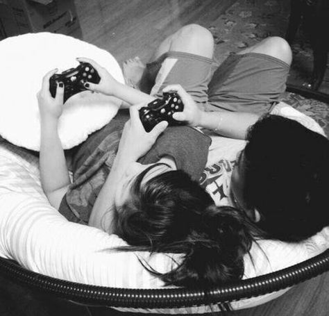 Couples Playing Video Games, Gamer Couple, Harry Potter Next Generation, Quotes Goals, Playing Xbox, Cute Couples Texts, Online Relationship, Jack Gilinsky, Couples Play