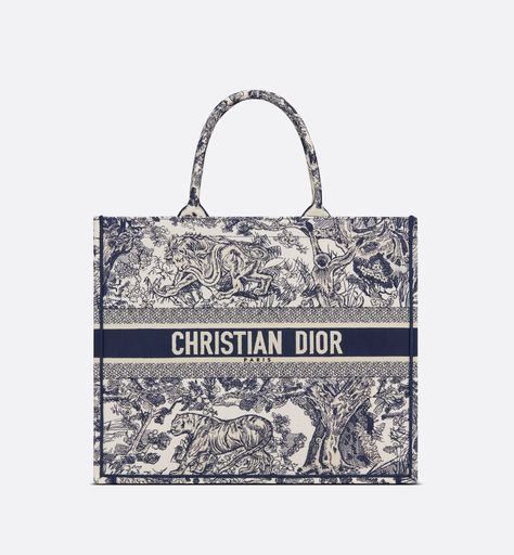 Introduced By Maria Grazia Chiuri, Creative Director Of Christian Dior, The Dior Book Tote Has Become A Staple Of The Dior Aesthetic. Designed To Hold All The Daily Essentials, The Style Is Fully Embroidered With The Ecru And Blue Toile De Jouy Motif. Adorned With The Christian Dior Paris Signature On The Front, The Large Tote Exemplifies The House's Savoir-faire And May Be Carried By Hand Or Worn Over The Shoulder.. Dior Tote Bag, Dior Aesthetic, Dior Book, Christian Dior Paris, Sacs Design, Blue Toile, Book Tote Bag, Dior Book Tote, Embroidered Canvas