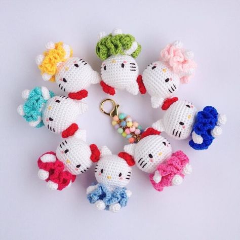 PATRÓN GRATIS de Hello Kitty Amigurumi paso a paso en español – Crochetisimo Amigurumi Hello Kitty, Hello Kitty Amigurumi, Hello Kitty Crochet, Hello Kitty Keychain, Crochet Keychain Pattern, Crochet Buttons, Rainbow Colours, Hello Kitty Plush, Hello Kitty Collection