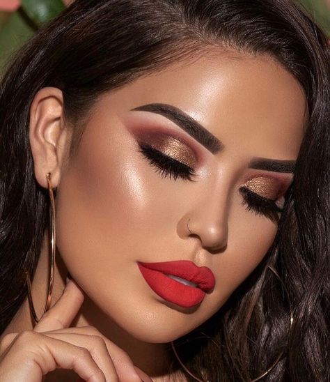 Bright Lip Makeup Look, Smokey Eye And Red Lip, Cool Makeup, Eyeliner Hacks, Natural Smokey Eye, Smokey Eye Makeup Look, Smokey Eyes, Smokey Eye For Brown Eyes, Red Lip Makeup