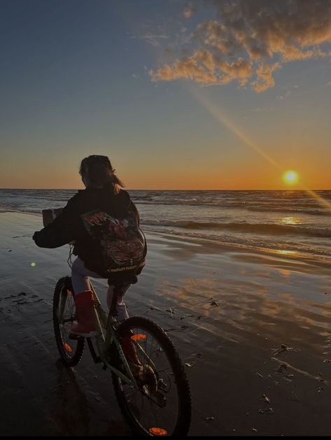 Beach Bike Ride, Biking Aesthetic, Bicycle Aesthetic, Sunset Girl, Boy Bike, Bike Aesthetic, The Artist's Way, Summer Dream, Beach Sunset