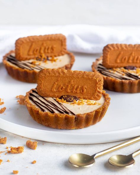 Lotus Tart, Tartlets In Bloom Look, Tartlets Photography, Vegan Tartlets Savory, Biscoff Desserts, Lotus Recipes, Lemon Curd Flower Tartlets, Lotus Recipe, Lotus Cake