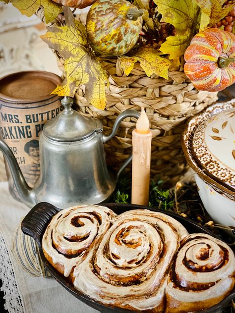 Faux Cinnamon Rolls Diy, Country Primitive Decorating, Bake Cinnamon Rolls, Faux Pies, Diy Primitive Decor, Primitive Fall Crafts, Prim Crafts, Drywall Tape, Christmas Primitive Crafts