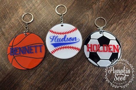 Cricut Keychains, Baseball Keychains, Diy Resin Keychain, Diy Keychains, Crafts Homemade, Felt Keychain, Epoxy Crafts, Seed Design, Buffalo Plaid Christmas Tree