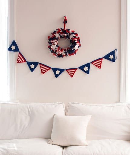 12 Free Patriotic Crochet Projects - Find some patriotic crochet inspiration with these fun projects to make this month. Bunting Pattern, Patriotic Diy, Crochet Bunting, Crochet Garland, Easy Crochet Patterns Free, Crochet Wall Hangings, Banners Buntings, Patriotic Crafts, Holiday Crochet