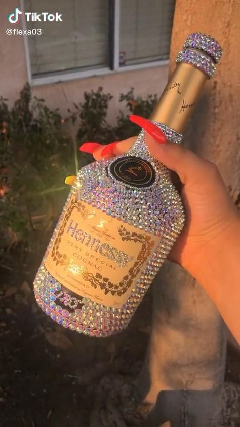 Alcohol Bottle Decorations, Bedazzled Liquor Bottles, Hennessy Bottle, Bedazzled Bottle, Alcohol Bottle Crafts, Decorated Liquor Bottles, Bling Bottles, Diy Gifts To Sell, Liquor Bottle Crafts