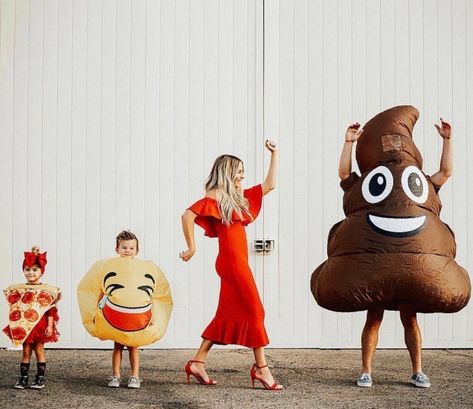 31 Awesome Family Halloween Costumes That You'll Want to Try - Just Simply Mom Family Costumes For 4, Costume Halloween Famille, Funny Family Costumes, Halloween Costumes Family, Family Costumes For 3, Matching Family Halloween Costumes, Disney Family Costumes, Family Costumes Diy, Stranger Things Halloween Costume