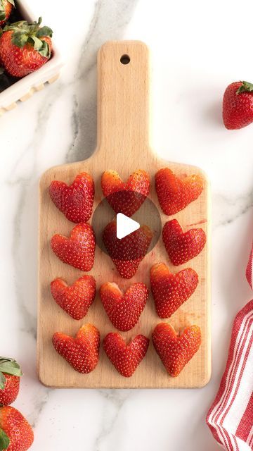 Decorative Strawberries On Cake, Heart Shaped Cake With Strawberries, Heart Shape Strawberries, Cut Strawberries Into Hearts, Strawberry Hearts How To Cut, Cute Ways To Cut Strawberries, How To Cut Strawberries Into Hearts, Strawberry Garnish Ideas, How To Cut Strawberries For Decoration