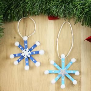 Une activité de bricolage pour réaliser des flocons de Noël déco Christmas Card Wishes, Diy Christmas Gifts For Kids, Christmas Crafts For Kids To Make, Noel Diy, Handmade Christmas Decorations, Crafts For Kids To Make, Handmade Christmas Gifts, Christmas Crafts For Kids, Christmas Snowflakes